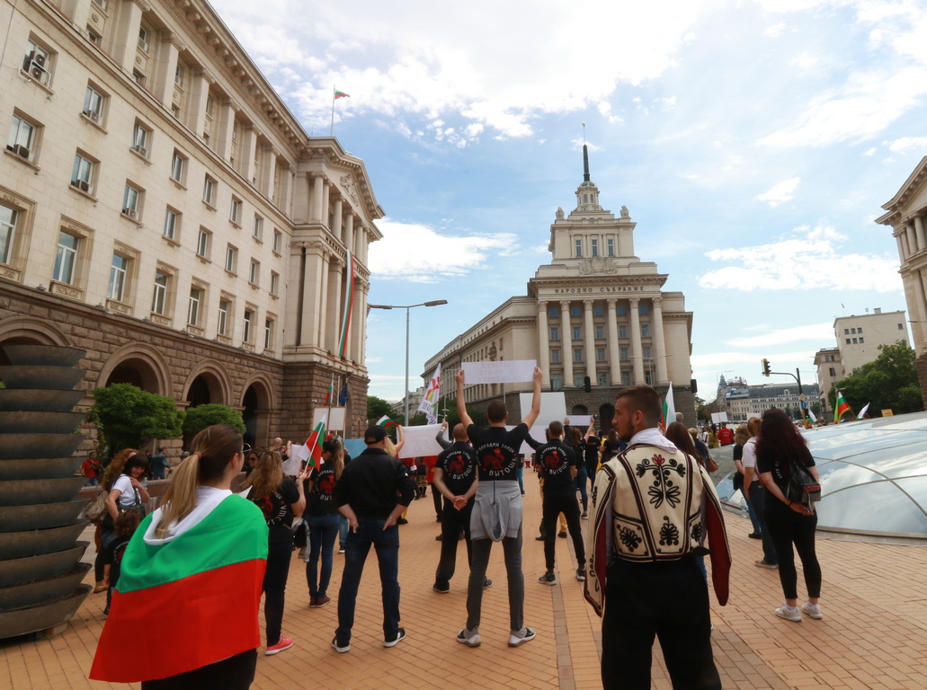 <p>Той добавя още, че за момента успява да се справи в тежката ситуация, но ще дойде момент, в който ще му приключат средствата, и не знае както той, така и останалите му колеги, какво ще правият в случай, че дойде втора или трета вълна на епидемията.</p>