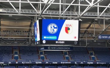 Шалке 04 и Аугсбург играят при резултат 0 0 Шалке 04