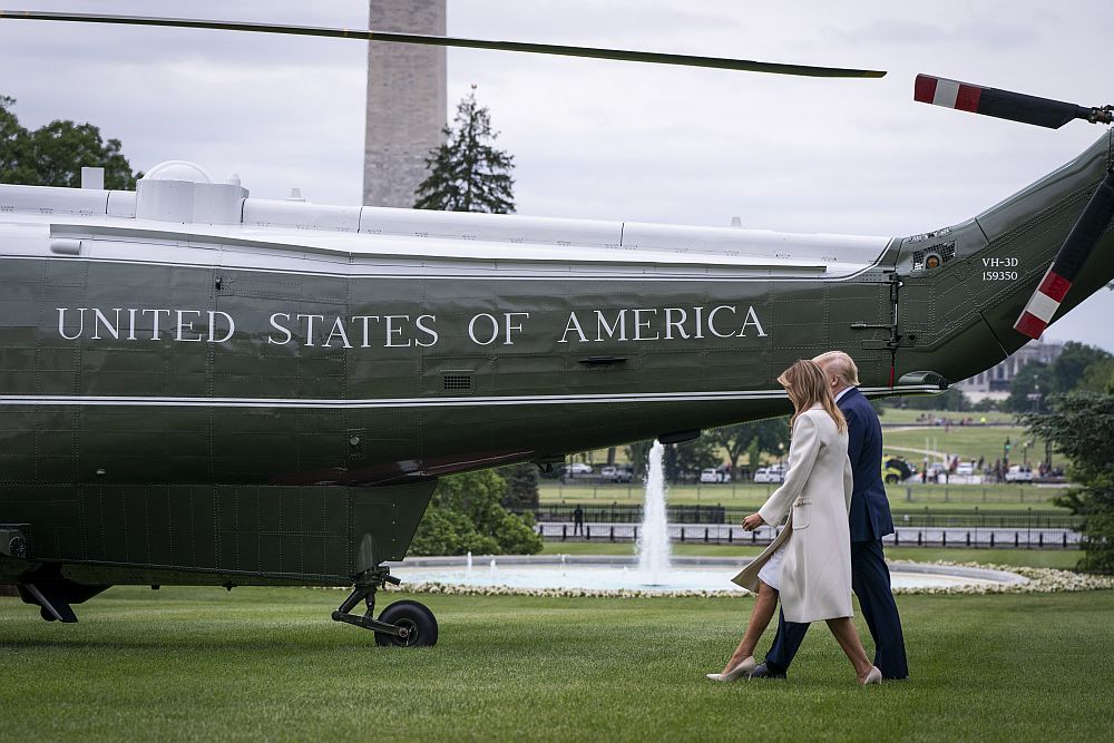 Мелания Тръмп грее цялата в бяло