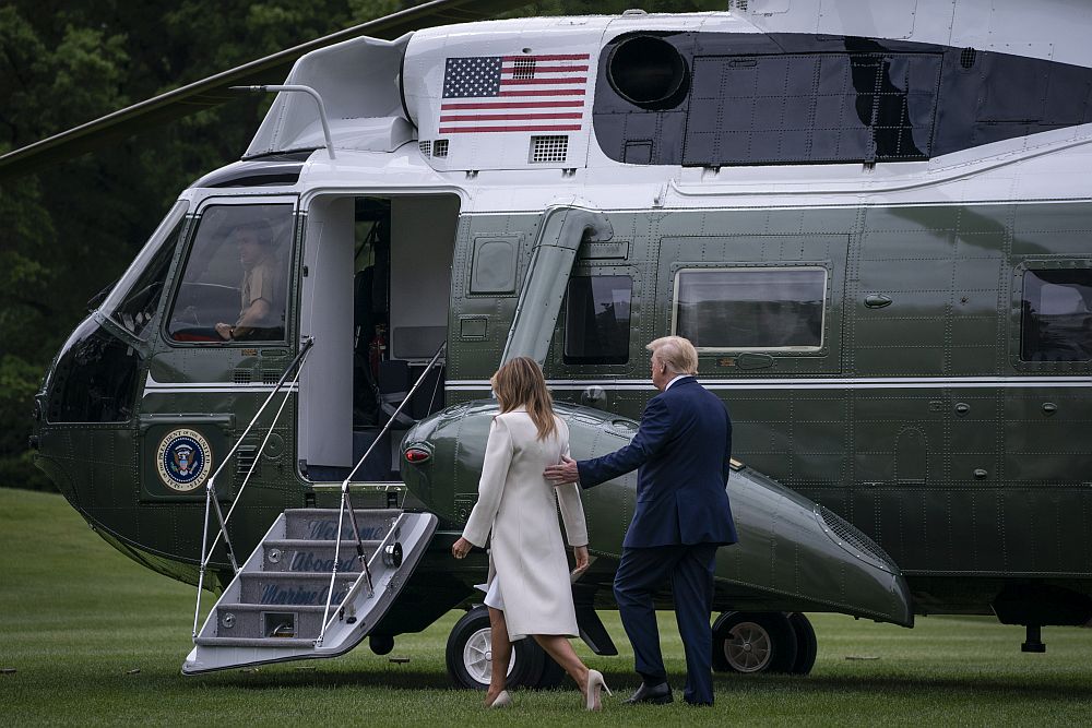 Мелания Тръмп грее цялата в бяло