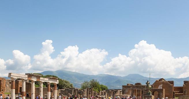 Прочутият археологически парк Помпей в Италия отново приема посетители след