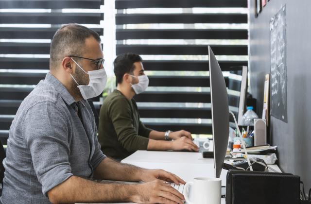 Брутната месечна заплата в ИТ сектора през миналата година достига