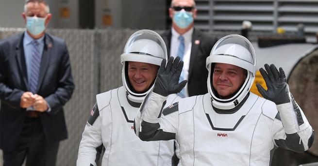Американските астронавти Дъглас Харли и Робърт Бенкен които ще извършат