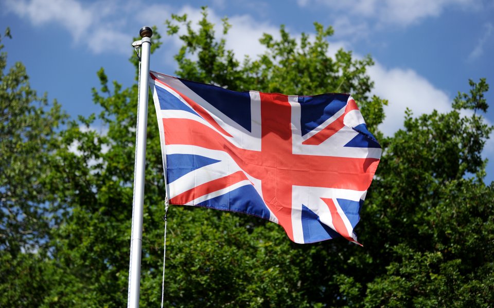 Фенове на Левски са изрисували с раситски символи редица стени