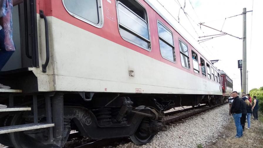 Влак блъсна кола на прелез край Гривица, две жени пострадаха