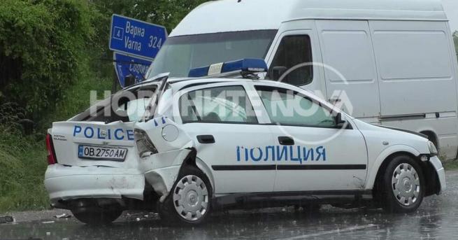 Катастрофа между патрулен автомобил на полицията и камион затрудни движението