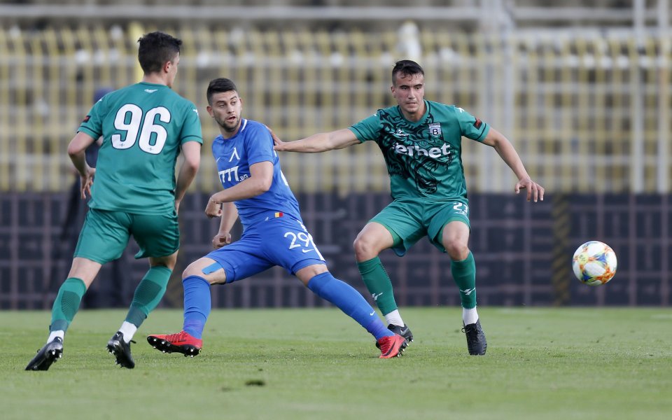 Нападателят на Левски Станислав Костов все още привлича вниманието към