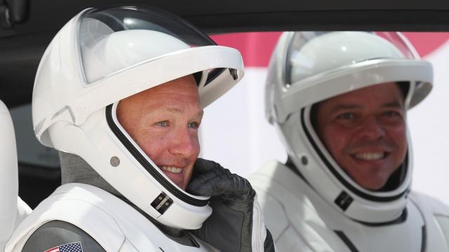 Двамата астронавти в капсулата на Space X й дадоха името Индевър