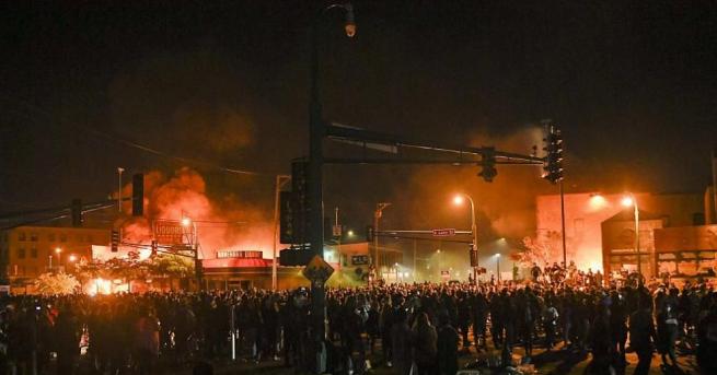 Убийството на афроамериканеца Джордж Флойд от полицай в САЩ шокира