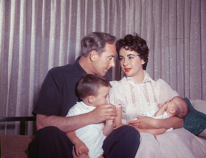 <p><strong>Елизабет Тейлър и&nbsp;Майкъл Уайлдлинг (февруари 1952 - януари 1957)</strong></p>

<p>Само година след развода с Хилтън тя сключва брак с британския актьор&nbsp;Майкъл Уайлдлинг - 20 години по-възрастен от нея и също с една женитба зад гърба си. За петте години съвместен живот им се раждат две момченца, Майкъл и Кристофър. Години по-късно самият Кристофър признава в интервю за Hollywood Reporter, че Елизабет им позволява да играят с наградите ѝ&nbsp;&quot;Златен глобус&quot;, но не и с &quot;Оскарите&quot;. В крайна сметка, когато професионалните ѝ успехи започват да растат сремглаво нагоре, бракът ѝ с Майкъл се разпада.&nbsp;</p>