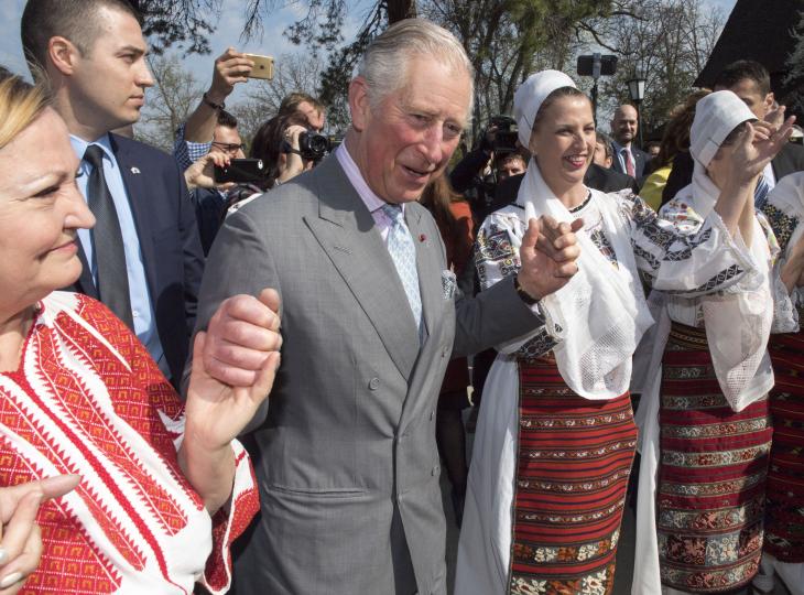 <p>Докато гостува в Румъния през 2017 г., британският престолонаследник не пропуска да се хване на хоро.</p>