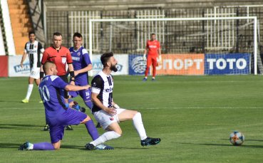 Локомотив Пловдив и Етър играят при резултат 2 0 Доминик Малонга се