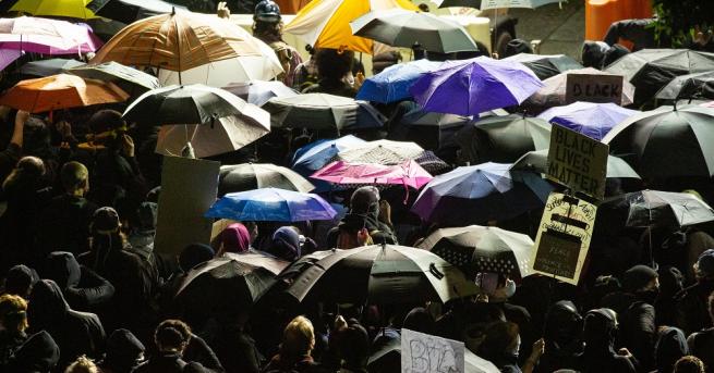 Автомобил в Сиатъл се вряза в тълпа протестиращи след което