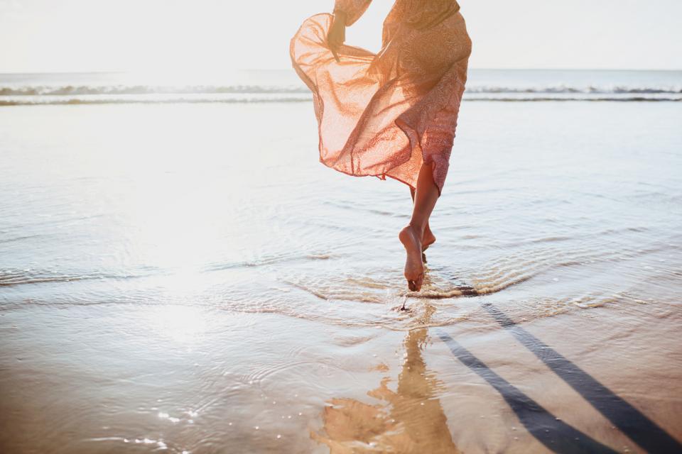 жена море плаж лято рокля тичане красота тъга