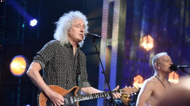 Крал Чарлз III удостои с рицарско звание китариста на Queen Брайън Мей