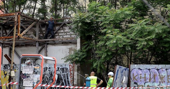 Работници демонтират част от рухналата сграда на улица Алабин, под