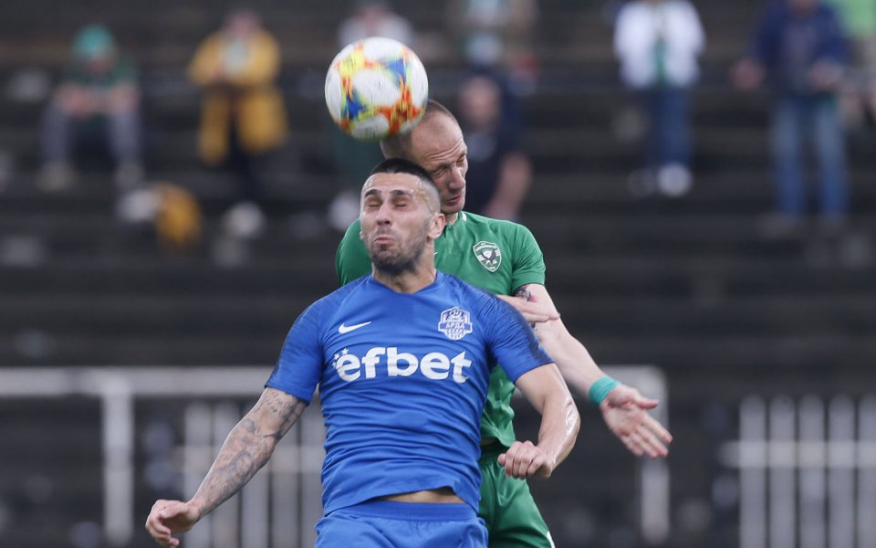 Иван Коконов от Арда грабна шампанското на Gong.bg, след като