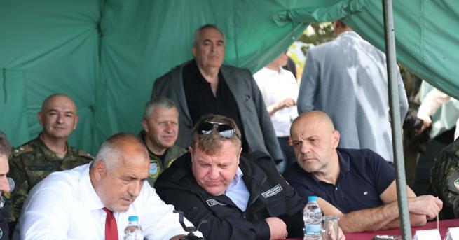 Премиерът Бойко Борисов наблюдава експериментални ракетни стрелби край нос Емине