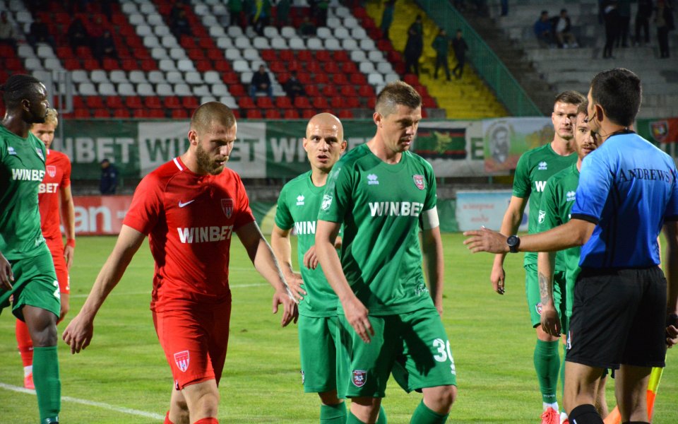 Двата отбора влязоха в двубоя с равен актив от точки