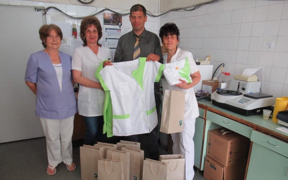 Фенове на Лудогорец дариха работни облекла на болницата във Велико Търново