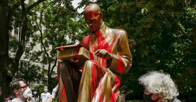 Протестиращи надраскаха надписи изнасилвач и расист върху статуята на покоен