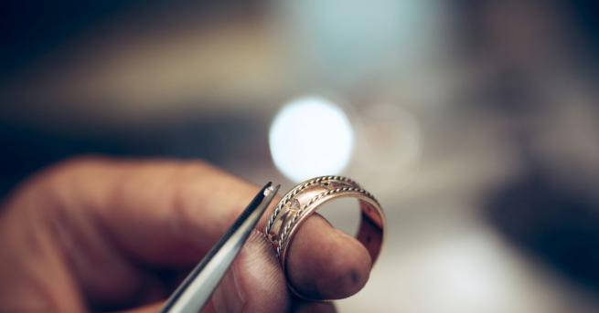 Мъж откри в парка в град Олтън Илинойс златен пръстен
