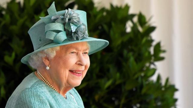 Кралица Елизабет II: Пандемията показва колко важна услуга осигуряват медиите