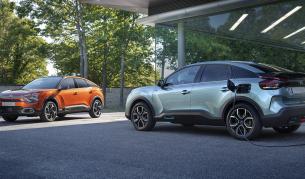 <p>Citroen представя едновременно конвенционалния и електрическия С4</p>