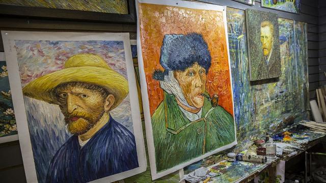 Художник направи три микроскопични копия на шедьоври на Ван Гог върху часовников механизъм