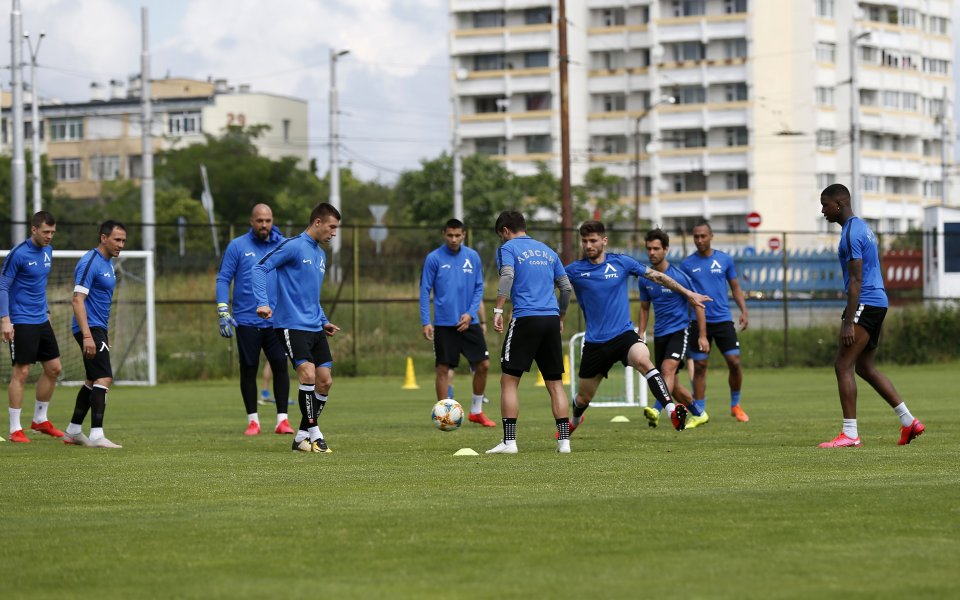 Защитникът на Левски Деян Лозев остава под въпрос за съботния