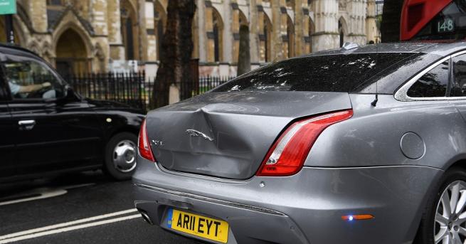 Протестиращ мъж изскочи пред колата, в която пътувал британския премиер