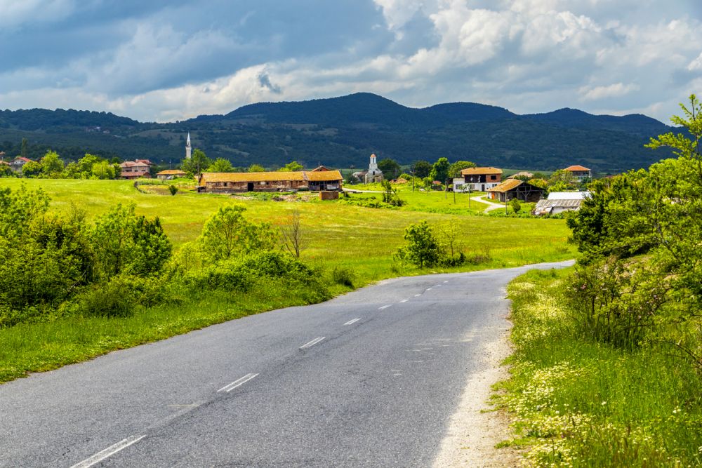 Родопите - гледка към кърджалийско село