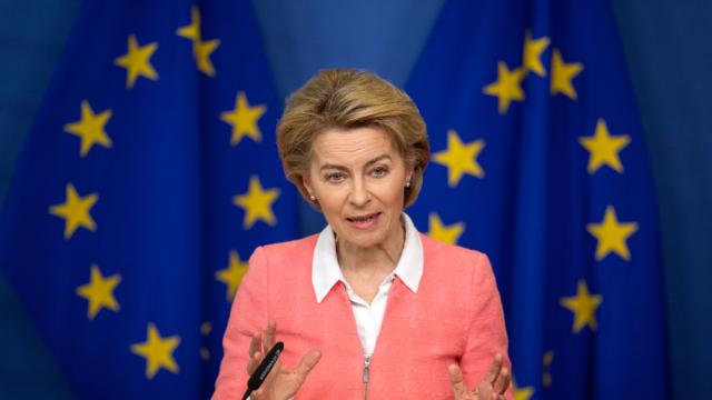 Урсула фон дер Лайен стана баба и качи снимка на първото си внуче 