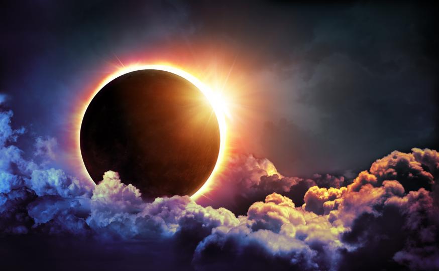 <p>1. <strong>Пълното слънчево затъмнение през декември в Стрелец</strong></p>

<p>Енергията на затъмнението ще бъде невероятно мощна. Това е като високоскоростен влак, който ни отвежда директно до нашите дестинации. Затъмнение се случва, когато Слънцето, Земята и Луната се подредят в една линия. Това затъмнение ще се случи под знака на Стрелеца, но за съжаление няма да може да се наблюдава от България.</p>