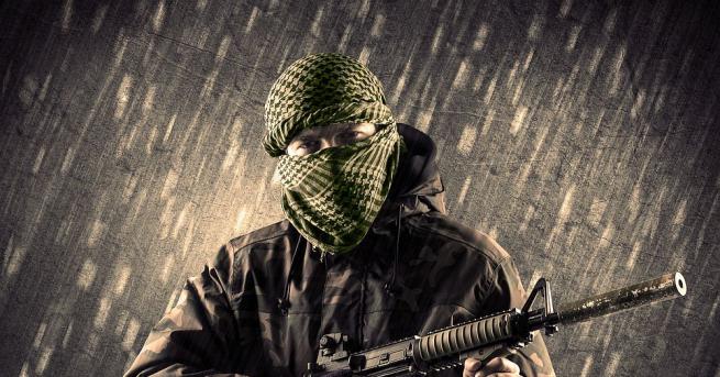 Крайнодясно движение чиито тежко въоръжени последователи внесоха смут по време