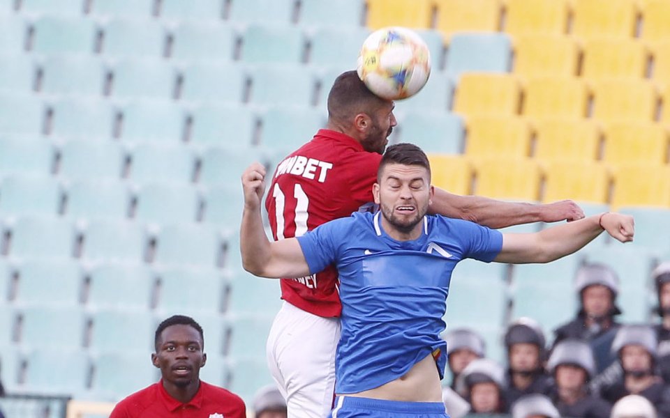 Голмайсторът на Левски Станислав Костов остава твърдо в отбора, стана