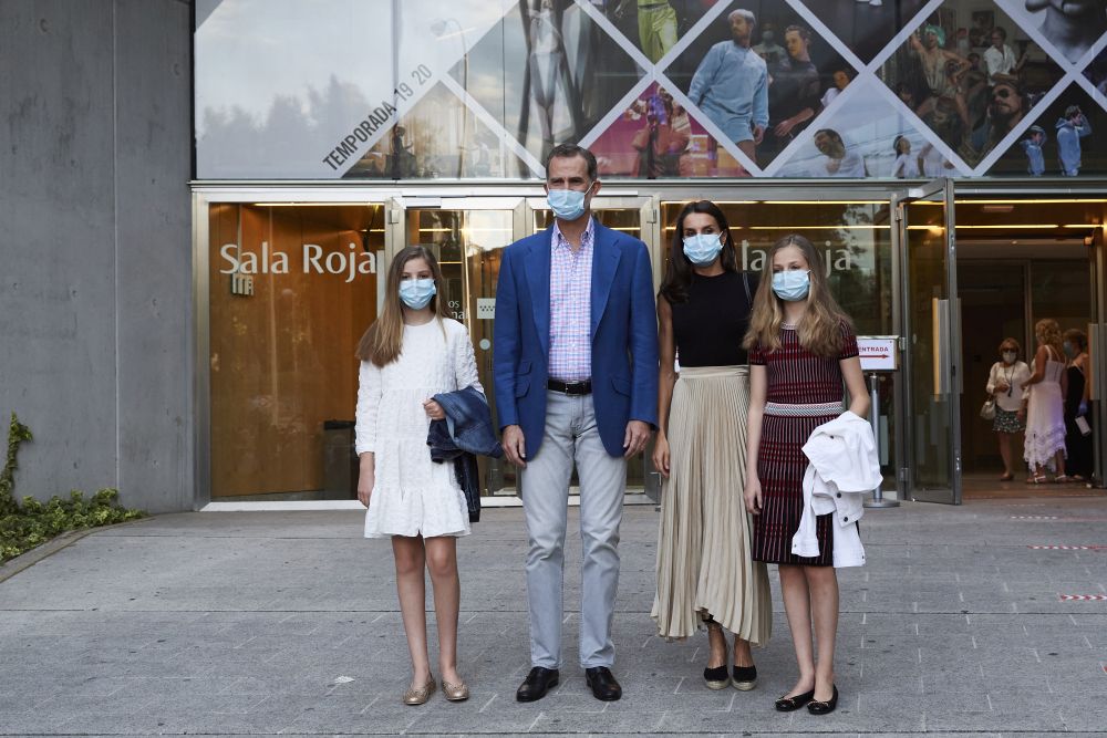 Испанското кралско семейство отиде на театър в условията на пандемия от коронавируса