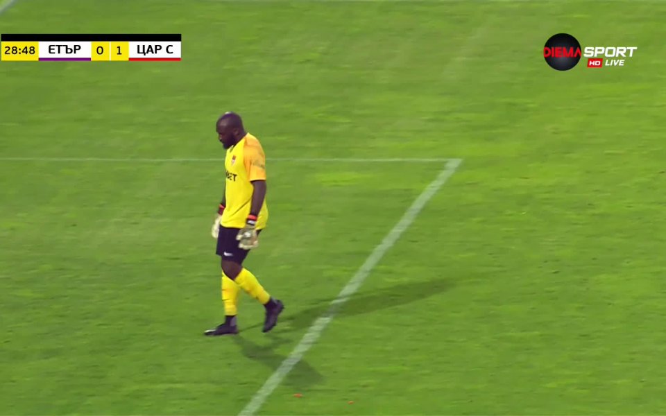 Уесли Ната получи в наказателното поле от Ивайло Марков. Бразилецът