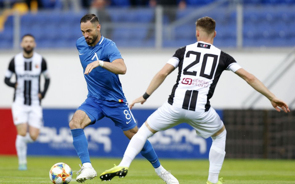 Отборите на Левски и Локомотив Пловдив играят при резултат 0:0