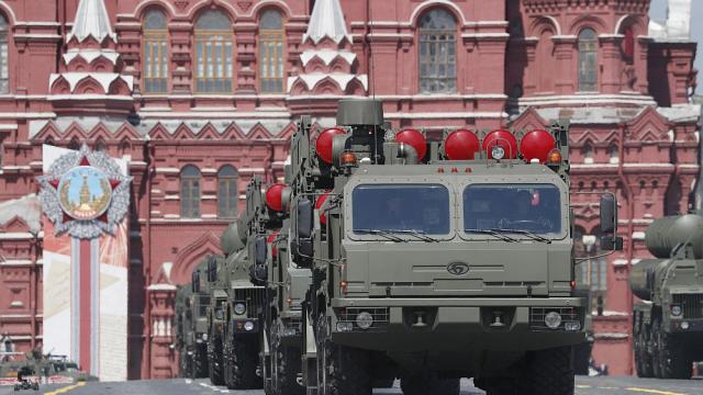 Вижте внушителния Парад на победата в Москва (ГАЛЕРИЯ)