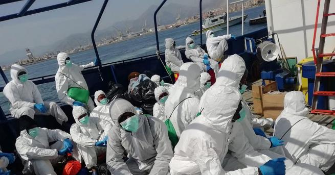 28 от близо 210 мигранти, спасени в Средиземно море и