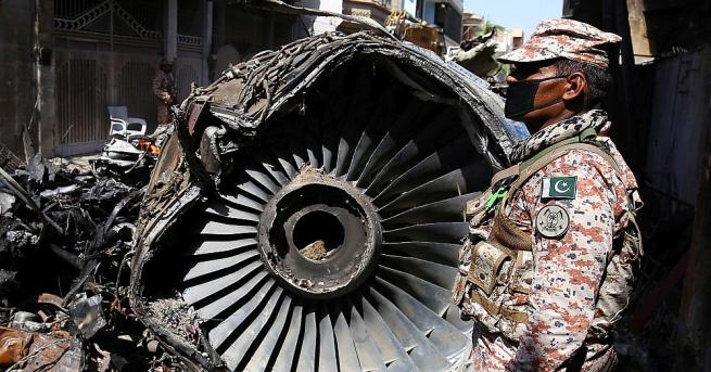 Катастрофата със самолет Еърбъс А320 на компанията Пакистански международни авиолинии