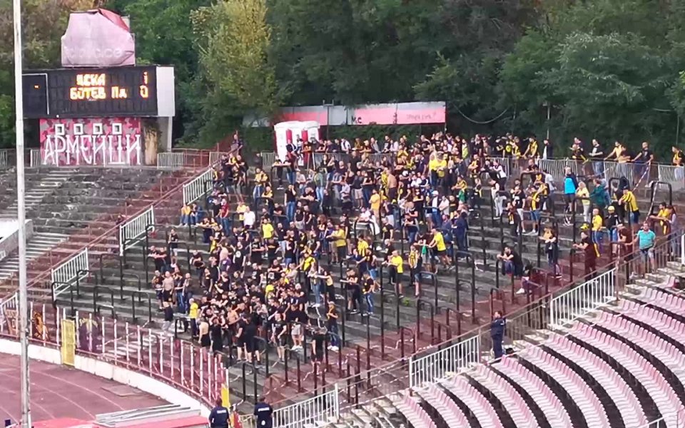 Малко след 20-ата минута на мача феновете на Ботев Пловдив