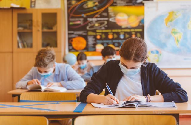 Еднократната помощ от 300 лева  за ученици, записани в първи