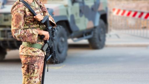  Италианска войска против протестиращи български роми край Неапол 