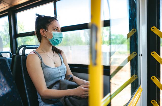 Предпазните маски за лице стават задължителни за носене в градския
