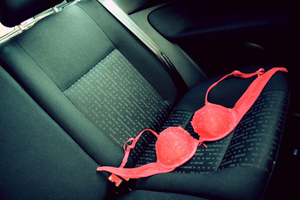 сутиен секс в кола