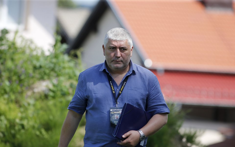 Бившият футболен съдия Антон Генов осъди прокуратурата да му плати