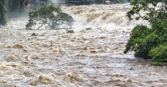 Свят Тежки наводнения в Китай има загинали хиляди са евакуирани