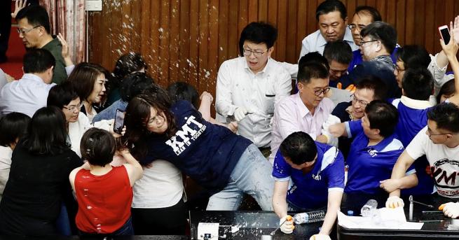 В тайванския парламент днес се стигна до сбиване, след като